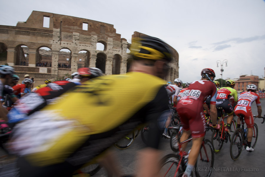 I ciclisti sfilano accanto al Colosseo durante l'ultima tappa del Giro d'Italia 2018